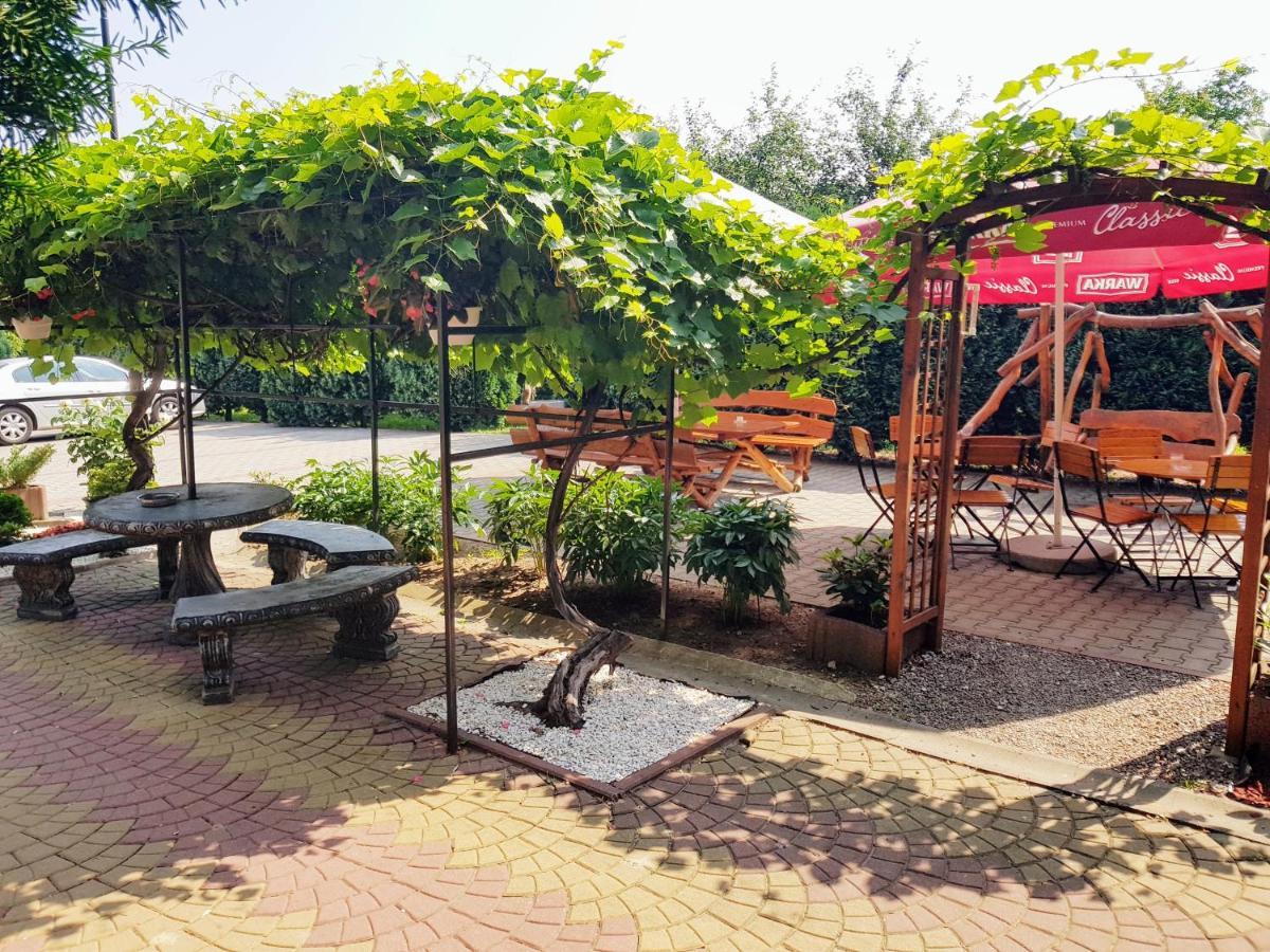 Ostrowiec Świętokrzyski Willa-Restauracja Victoria מראה חיצוני תמונה