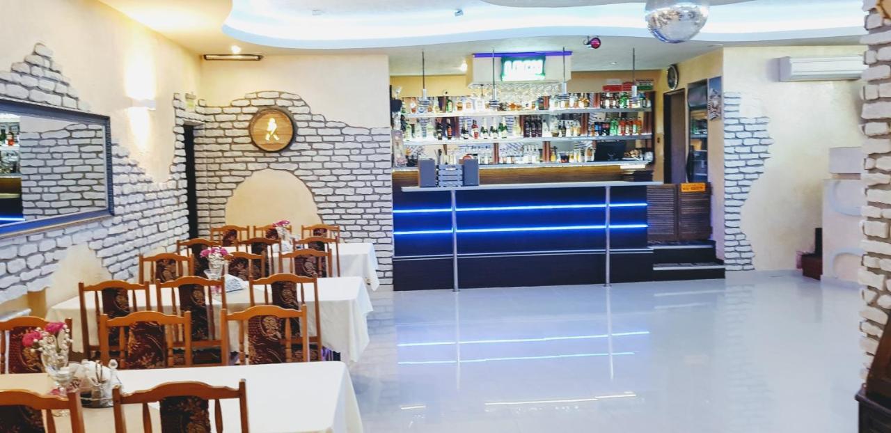 Ostrowiec Świętokrzyski Willa-Restauracja Victoria מראה חיצוני תמונה