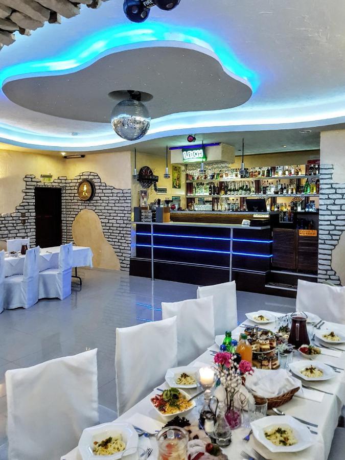 Ostrowiec Świętokrzyski Willa-Restauracja Victoria מראה חיצוני תמונה