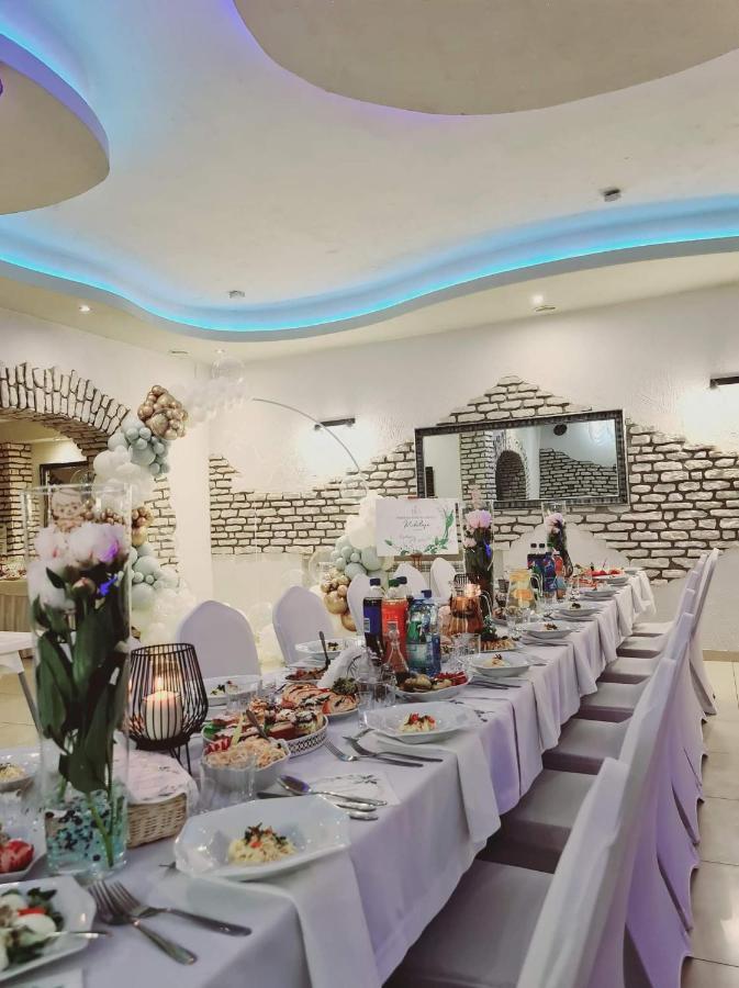 Ostrowiec Świętokrzyski Willa-Restauracja Victoria מראה חיצוני תמונה