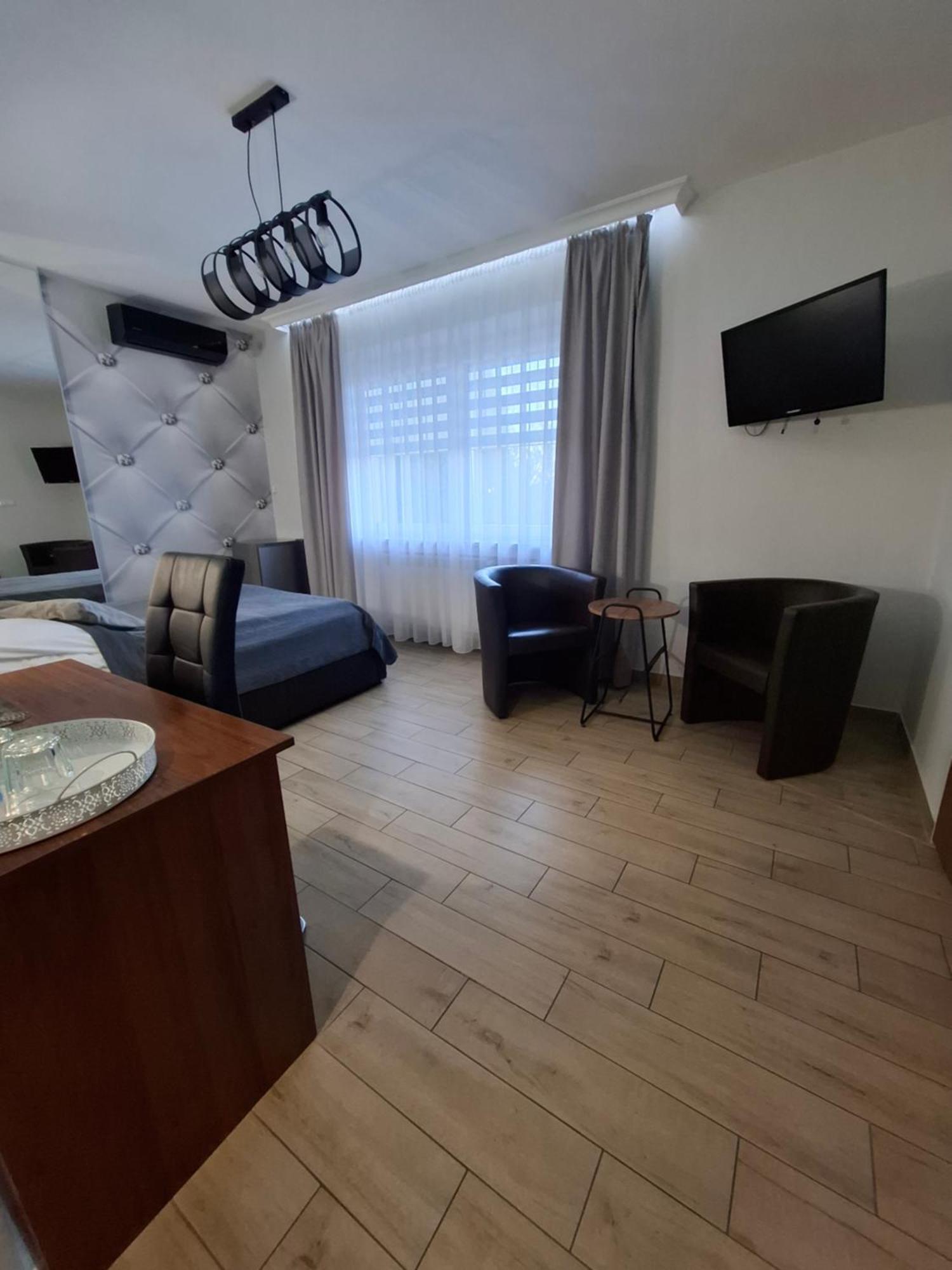 Ostrowiec Świętokrzyski Willa-Restauracja Victoria מראה חיצוני תמונה